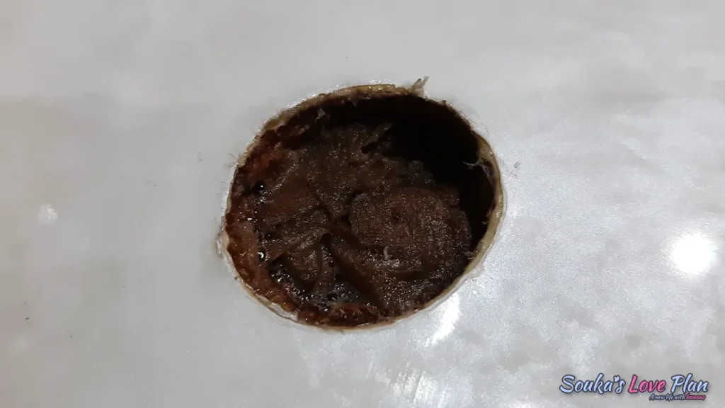 詰めた紙に1液ウレタンを流し込む。