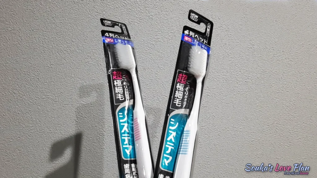 ピンクとブルーのおそろい歯ブラシ。