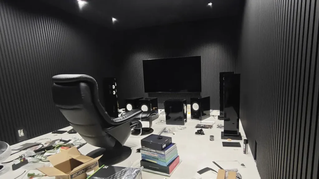 散らかったシアタールーム