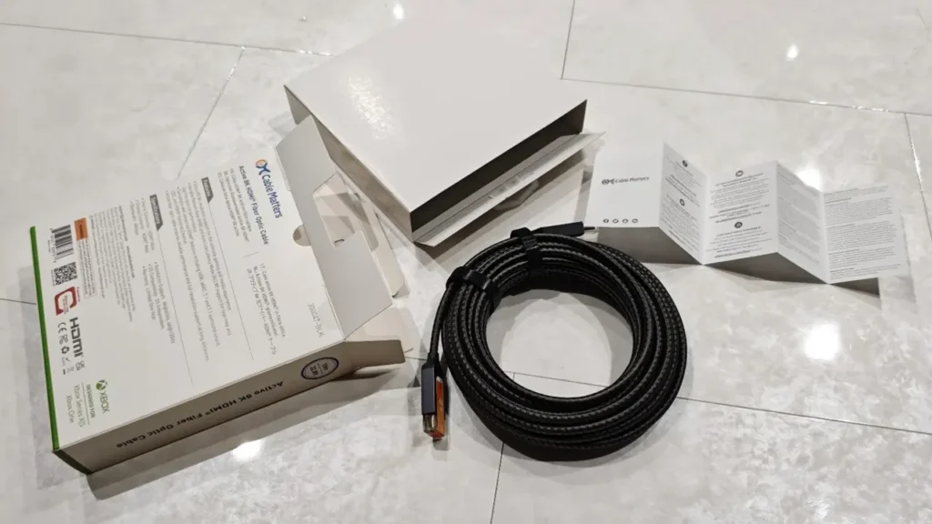 化粧箱の中に箱。その中にケーブルと英語の取り扱い説明書がある。