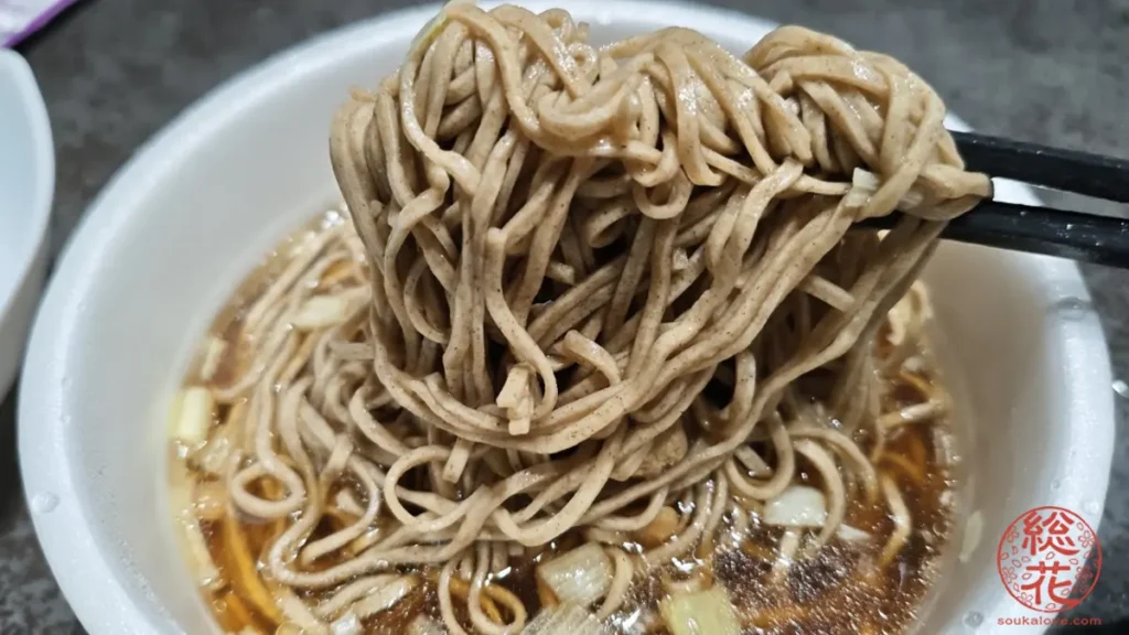 麺を一口箸で持ち上げる。